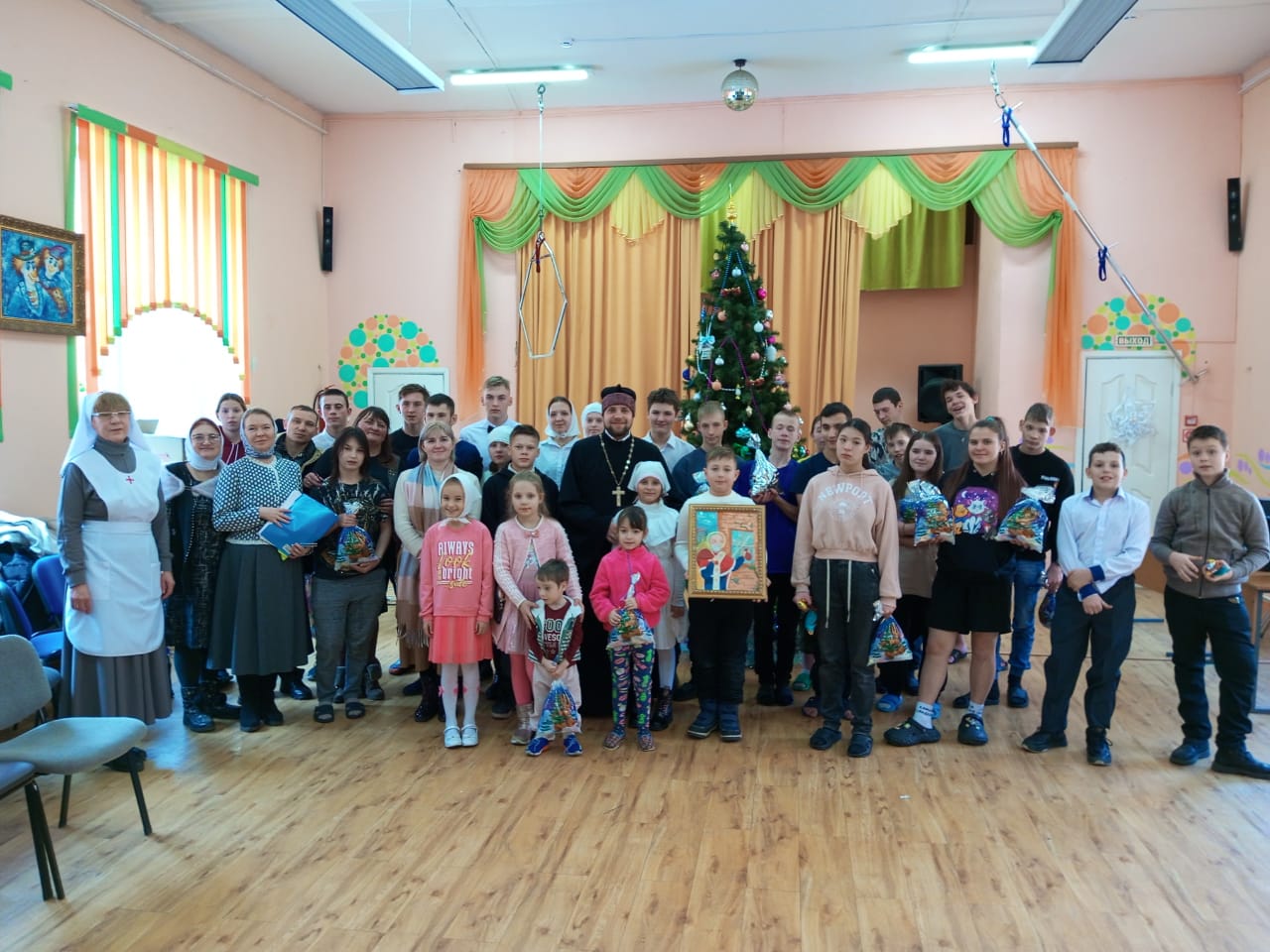 Воспитанников Находкинской коррекционной школы-интерната для детей-сирот поздравили с Рождеством Христовым.