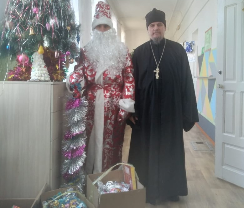 Священник посетил Шкотовский центр по оказанию помощи лицам без определённого места жительства в поселке Романовка.