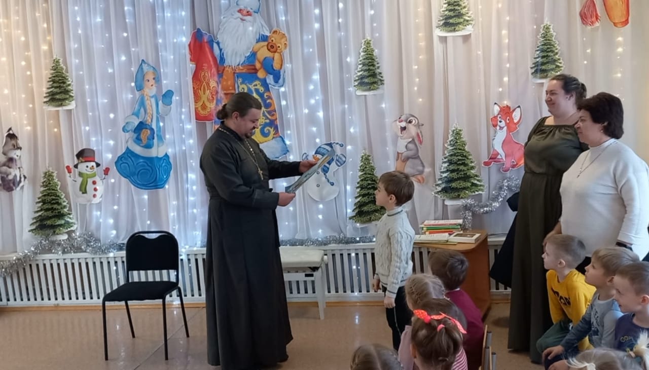 14.01.2023г.В дни Святок священник посетил детский сад
