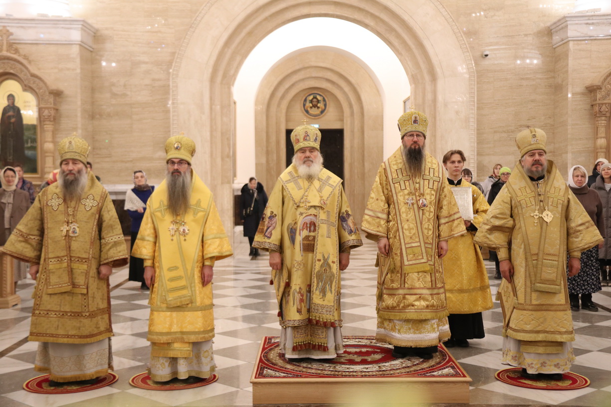 Архиереи митрополии совершили Божественную литургию в главном храме Приморья.