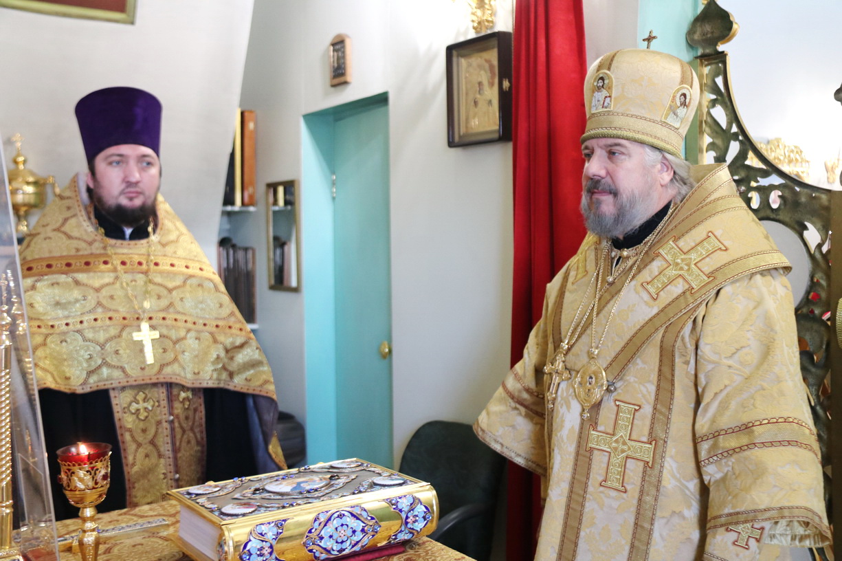 В канун дня памяти ап. Андрея Первозванного епископ Николай совершил праздничное богослужение в Свято-Серафимовском храме г. Владивостока.