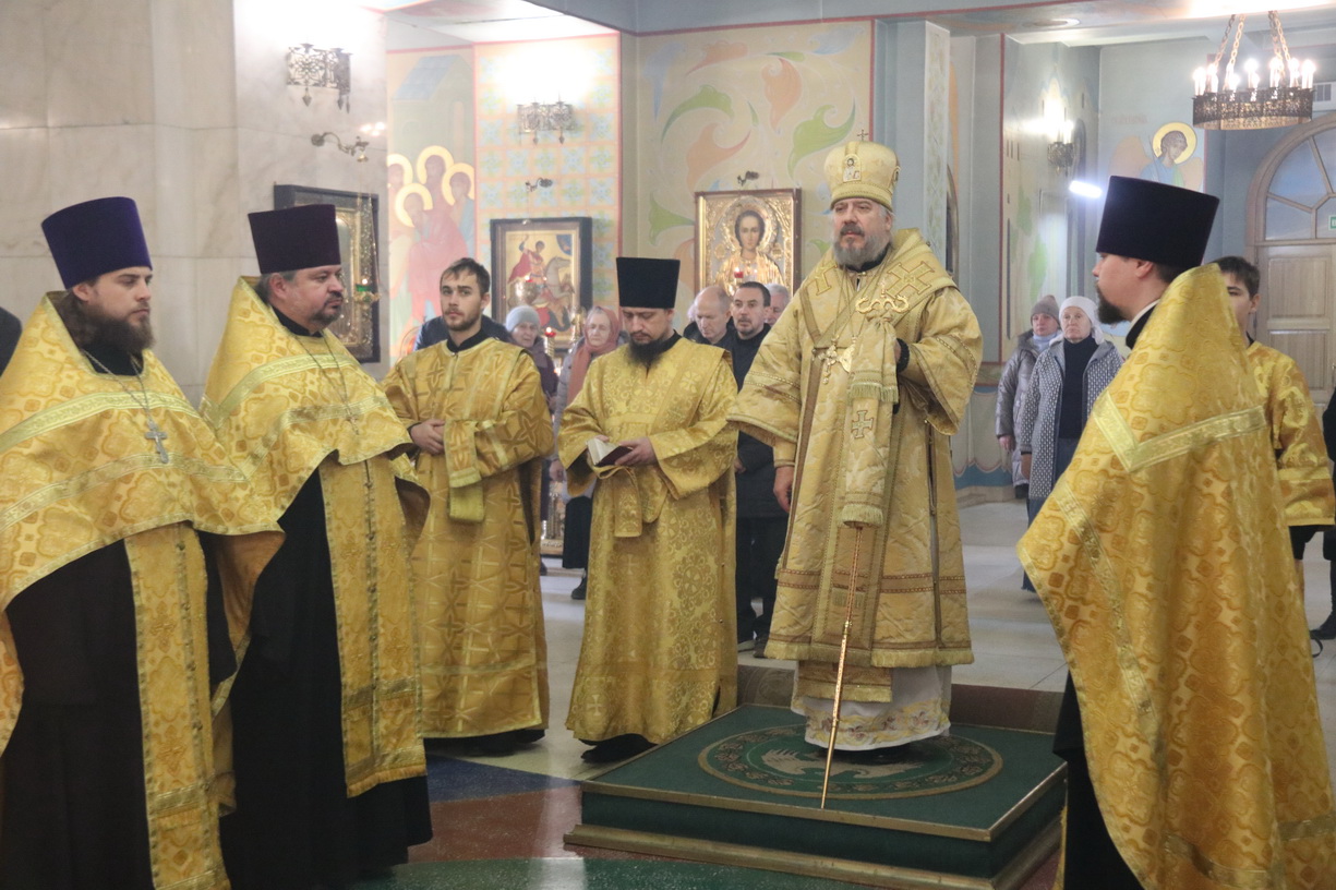 Епископ Находкинский и Преображенский Николай возглавил всенощное бдение в Казанском соборе.