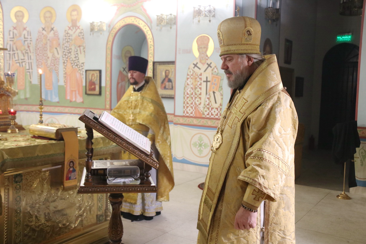 1.01.2025г.В ночь с 31 декабря на 1 января в Казанском Кафедральном соборе г. Находки епископ Находкинский и Преображенский Николай возглавил Божественную литургию.