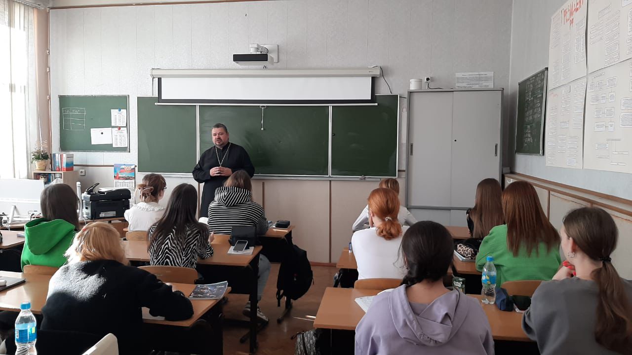 Иерей Виталий Шаркеев прочитал лекцию для будущих педагогов дошкольного образования в Находкинском колледже.