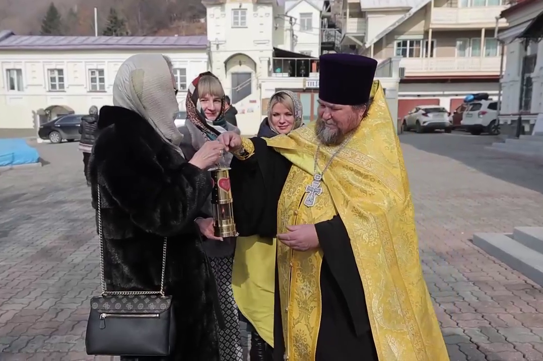 Огонь семейного очага «Сердце России» принесен в Свято-Никольский собор