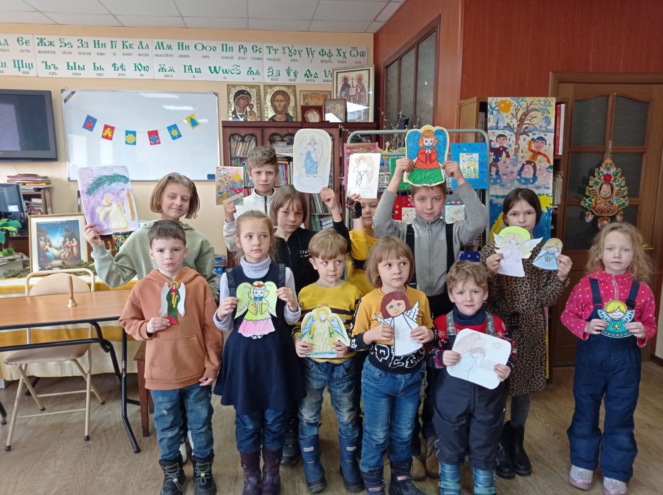 Воспитанники воскресной школы Свято-Никольского собора нарисовали открытки для воинов
