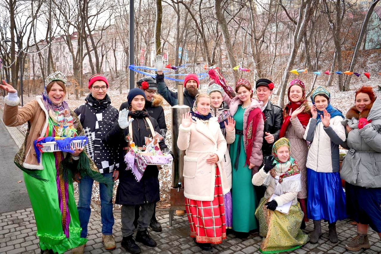 Праздничные гуляния «Заговенье на Великий пост» прошли в Покровском парке города Владивостока