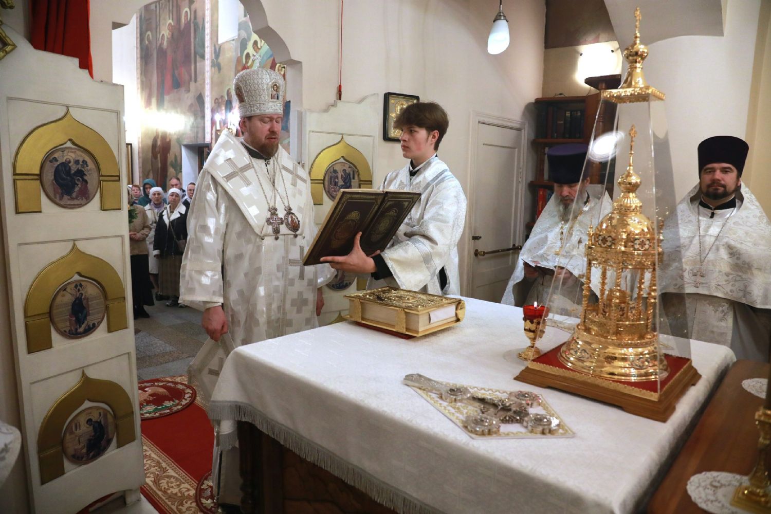 В день престольного праздника глава Приморской митрополии совершил Божественную литургию в храме святого праведного Иоанна Кронштадского