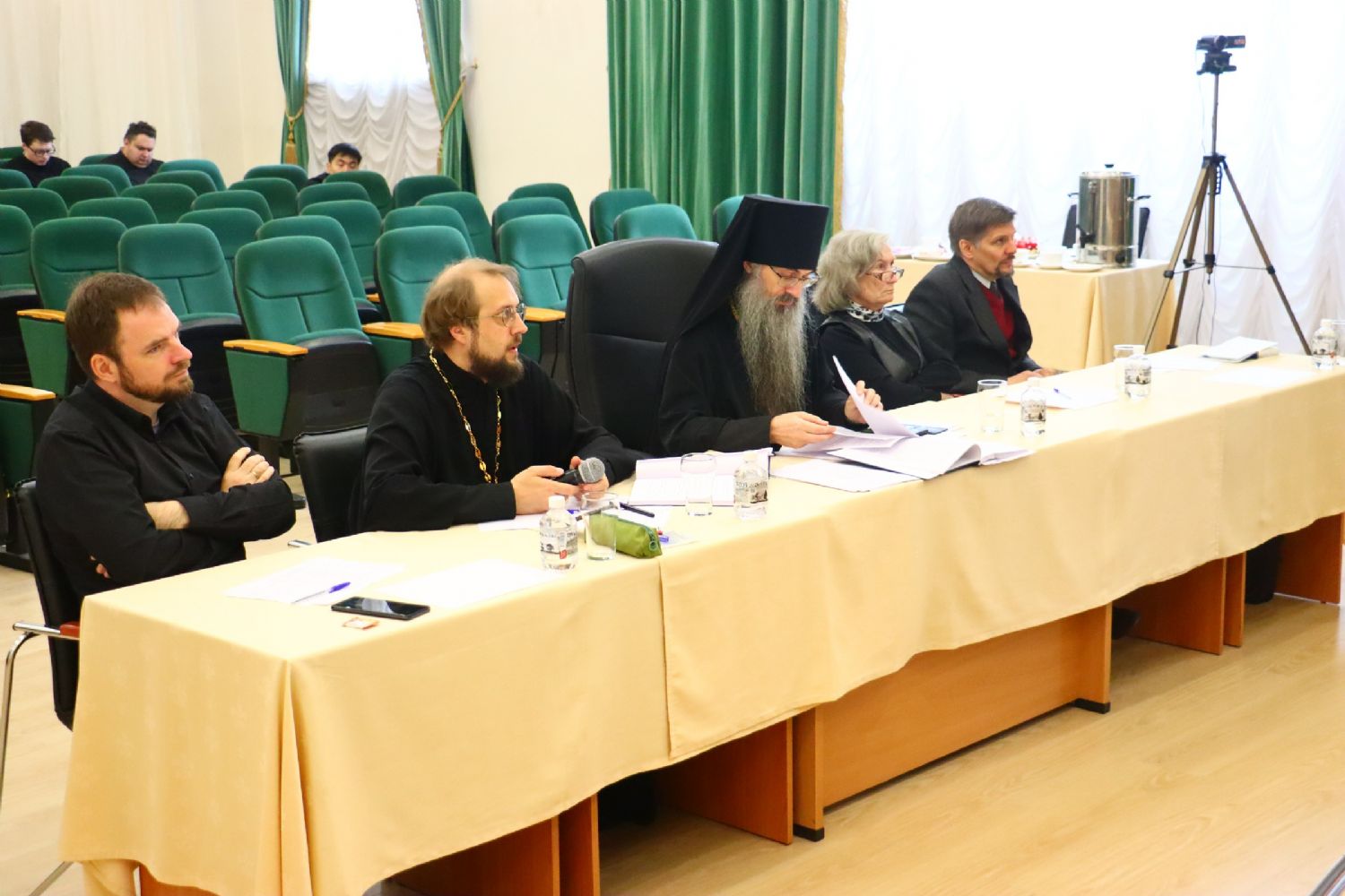 В Хабаровской духовной семинарии епископ Иннокентий возглавил ГЭК на защите выпускных работ