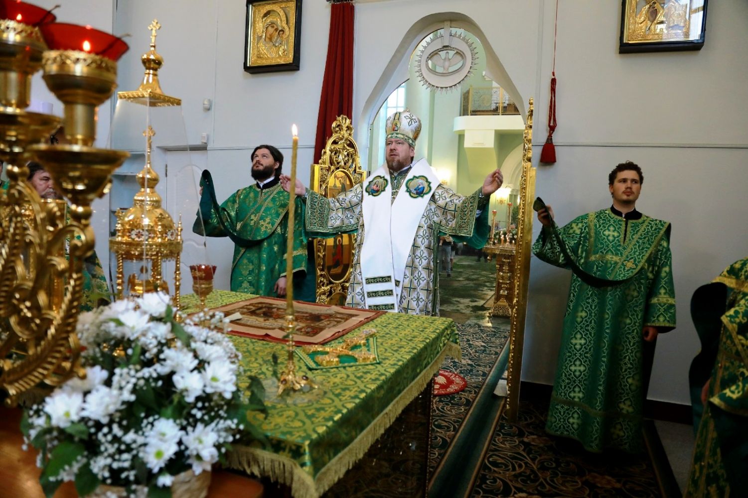 В день Святого Духа глава Приморской митрополии совершил Божественную литургию в Покровском храме