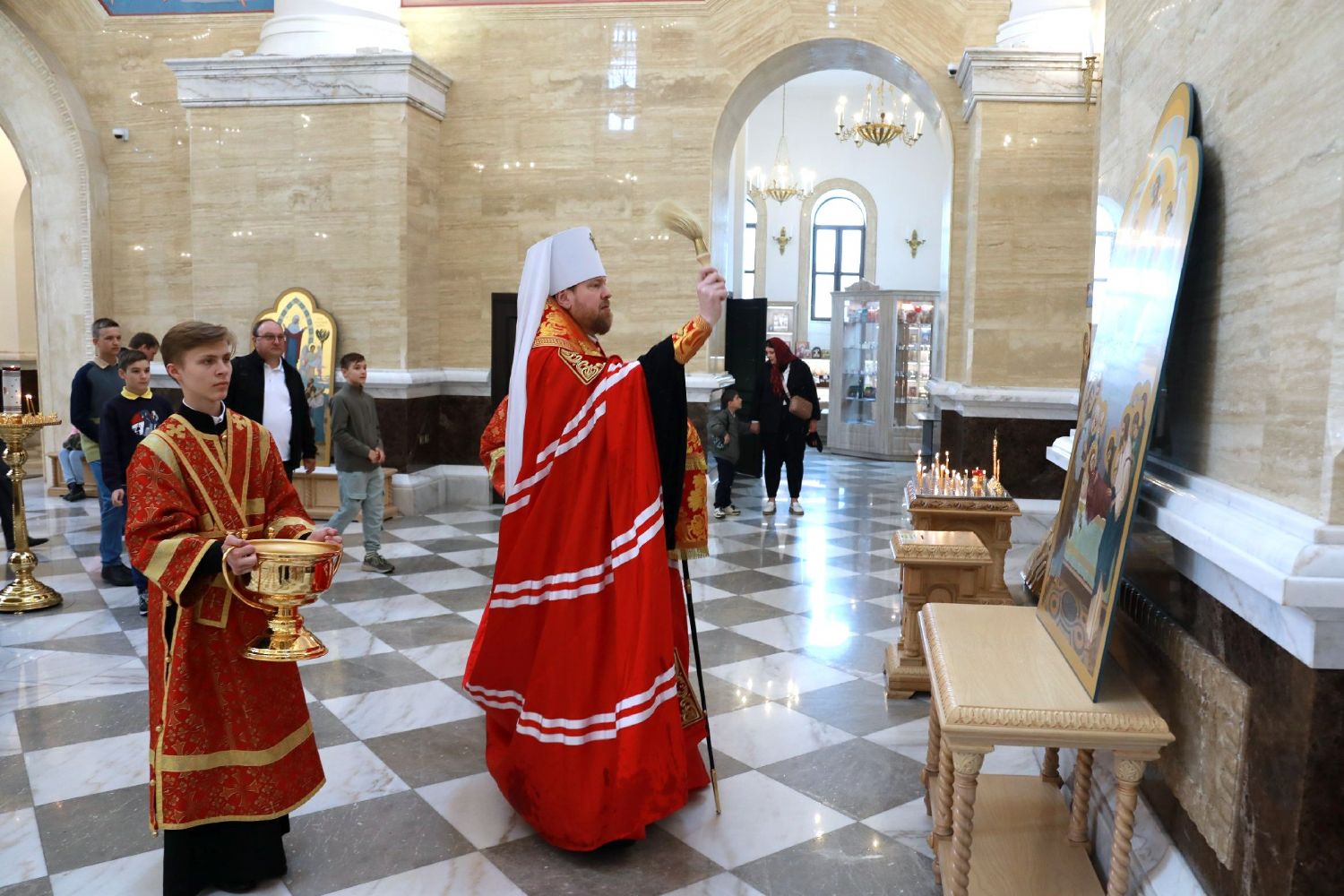Глава Приморской митрополии освятил новые иконы для Спасо-Преображенского собора