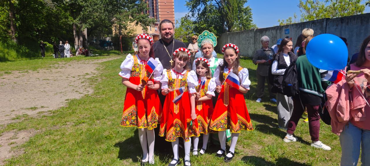 Священник принял участие в студенческом мероприятии в честь Дня России.