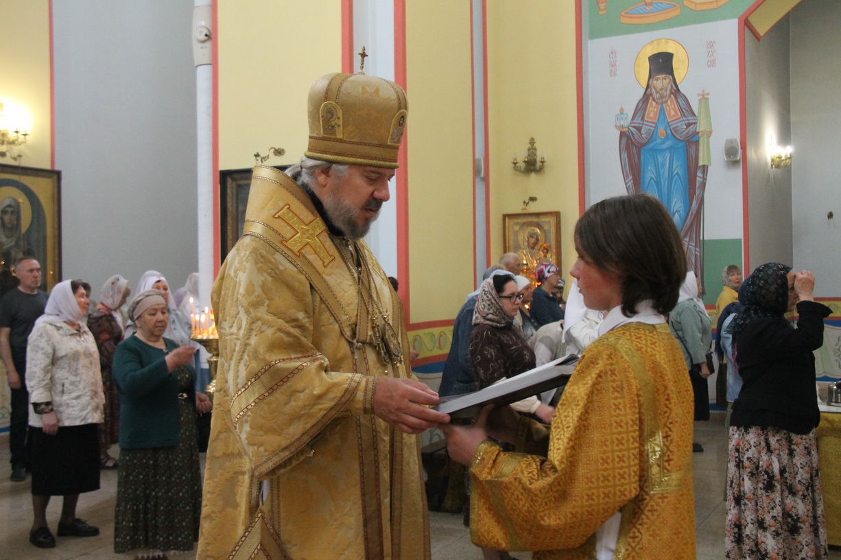 В неделю 1-ю по Пятидесятнице епископ Находкинский и Преображенский Николай совершил Божественную литургию в Казанском Кафедральном соборе г. Находки.