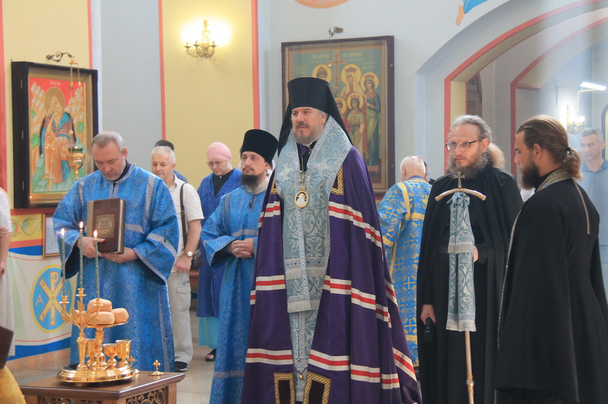 В канун празднования Казанской иконы Божией Матери епископ Николай возглавили всенощное бдение в Казанском соборе г. Находки