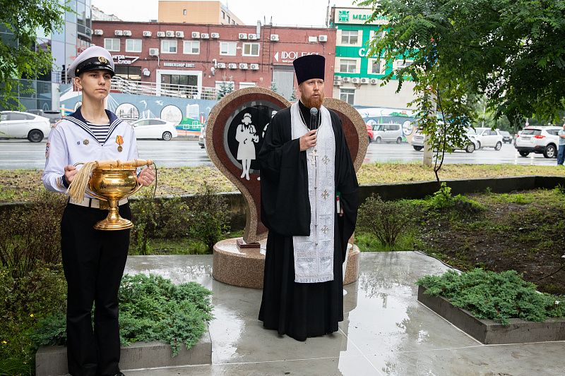 Священник принял участие в открытии первого в Приморском крае мемориального комплекса, посвященного врачам