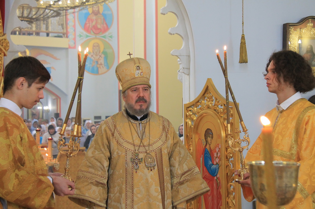 В неделю 6-ю по Пятидесятнице епископ Находкинский и Преображенский Николай совершил Божественную литургию в Казанском Кафедральном соборе г. Находки.