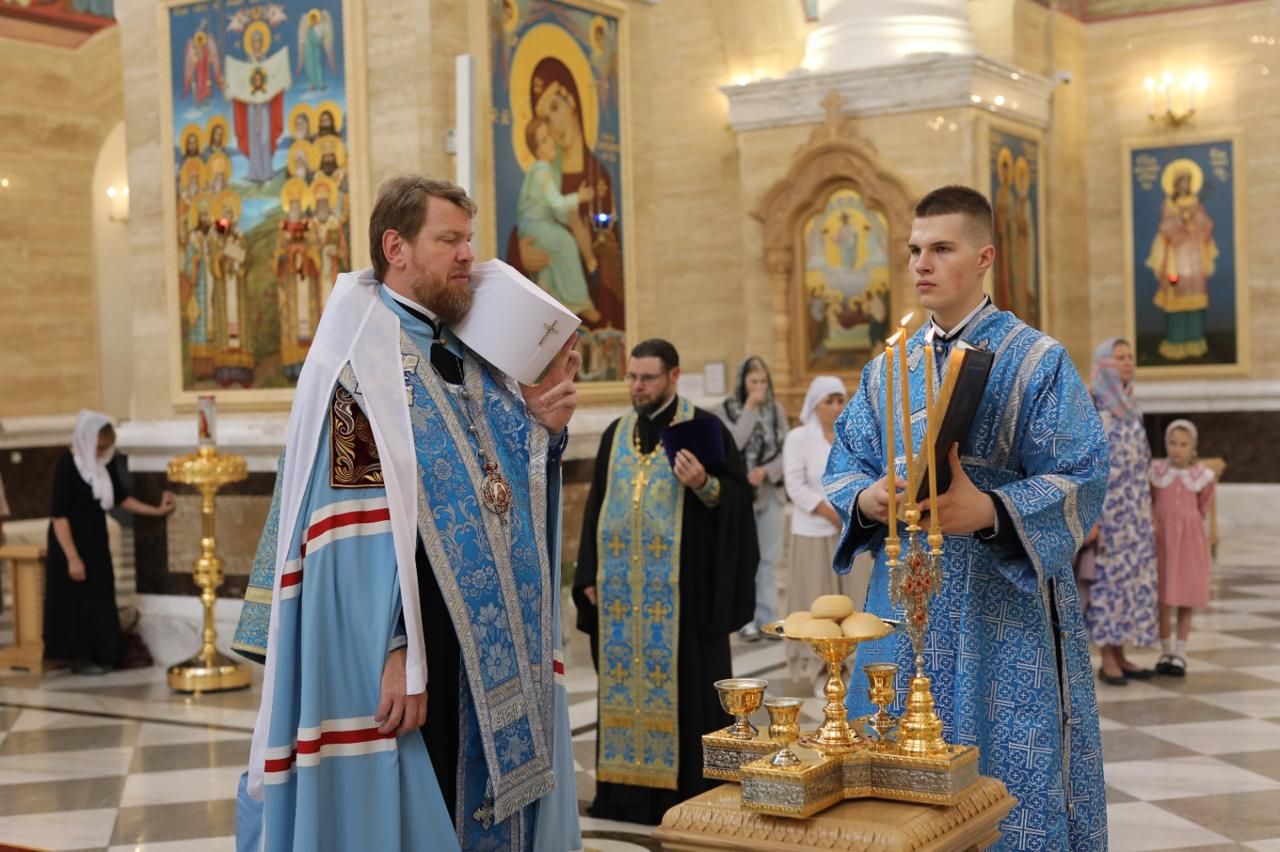 Митрополит Владимир совершил всенощное бдение в главном храме Приморья