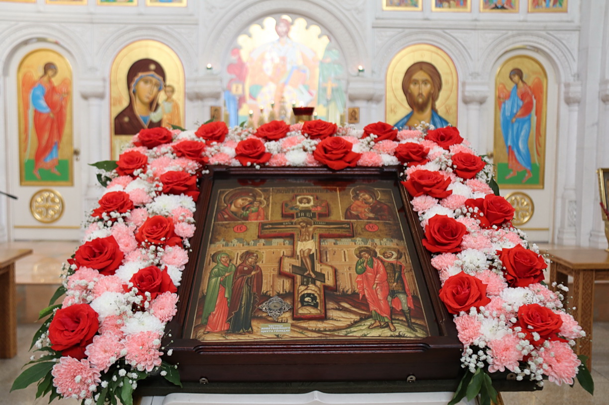 В праздник Воздвижения Честного и Животворящего Креста Господня, епископ Находкинский и Преображенский Николай совершил Божественную литургию в Казанском Кафедральном соборе г. Находки.