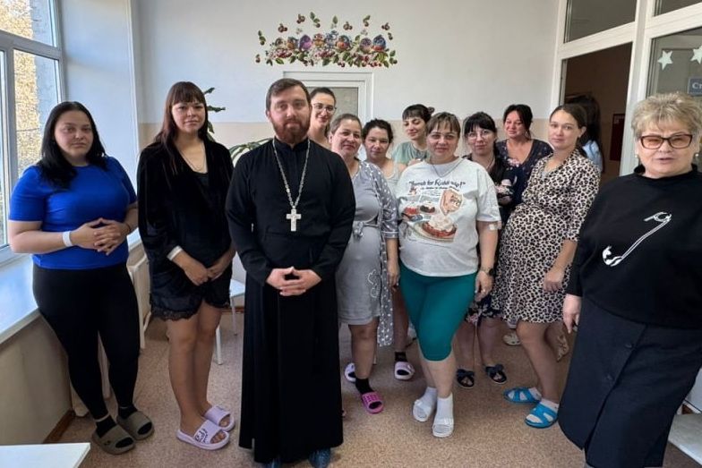 Иерей Михаил Стуков совершил молебен в Уссурийском роддоме