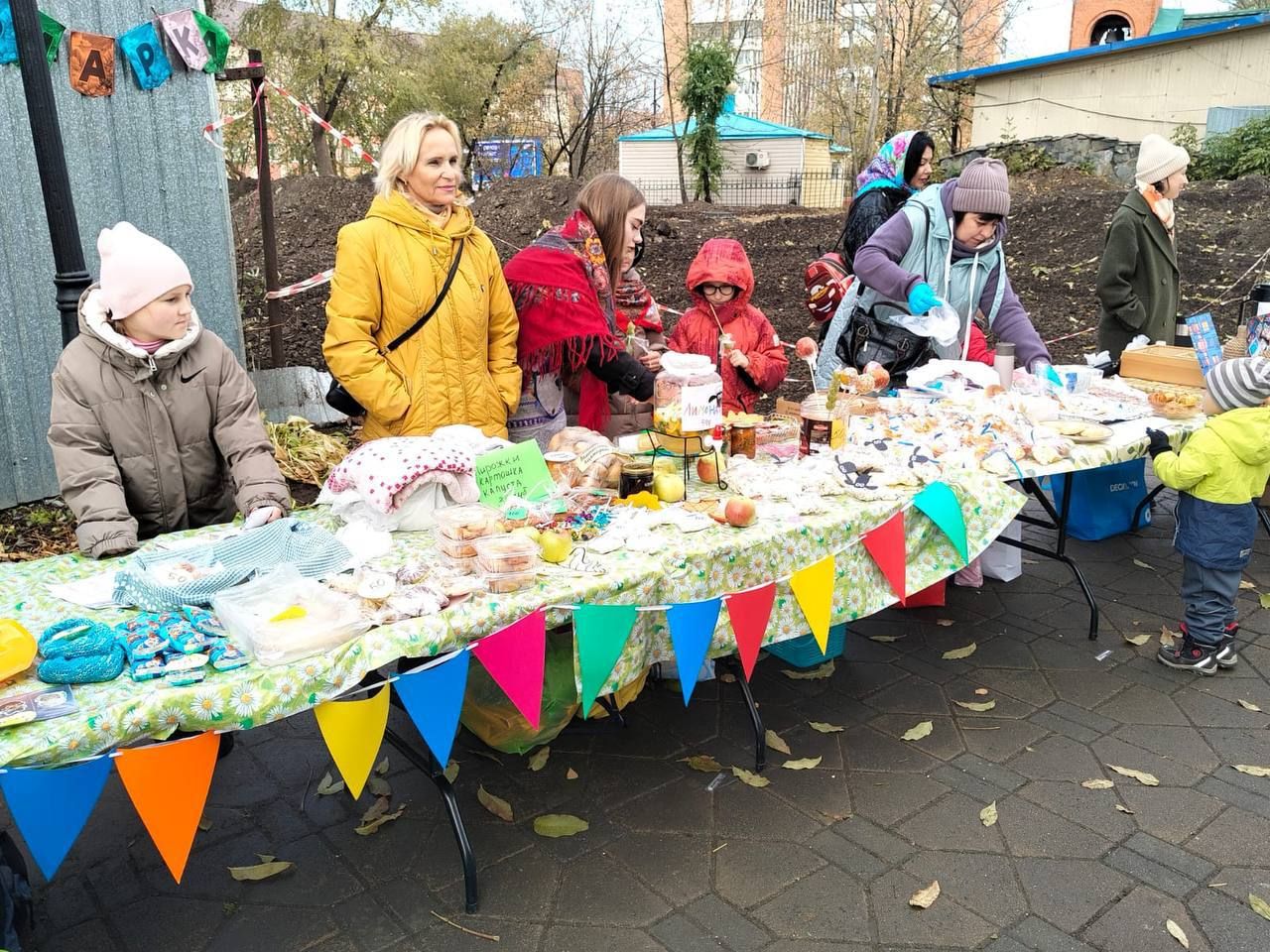 В Покровском храме г. Владивостока прошла благотворительная ярмарка