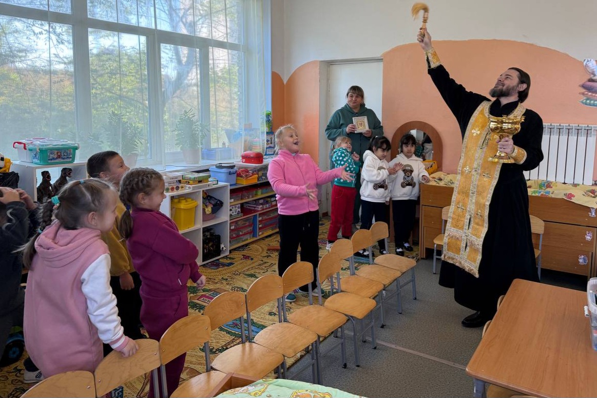 Протоиерей Даниил Нефедьев освятил детский сад «Ступени»