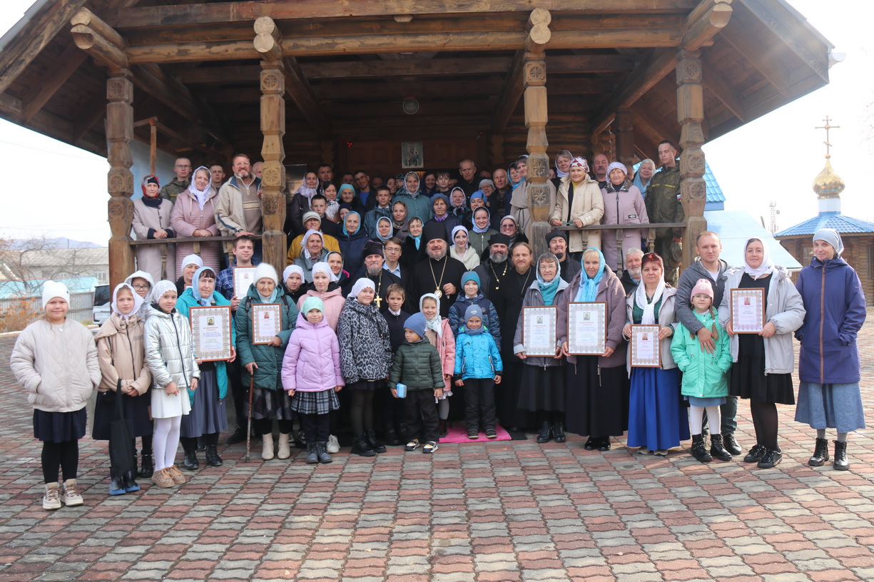 В день памяти Иверской иконы Божией Матери епископ Находкинский и Преображенский Николай возглавил праздничную Божественную литургию в Иверском храме пгт. Смоляниново.