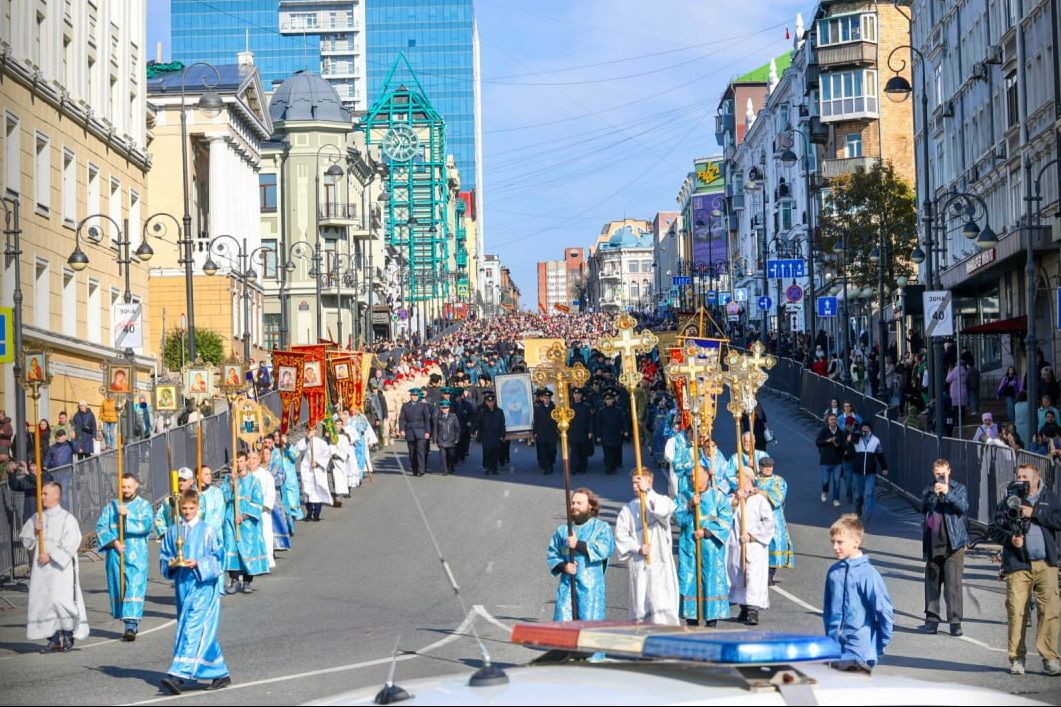 От Покровского до Преображенского: многолюдный крестный ход в честь Дня народного единства прошёл во Владивостоке