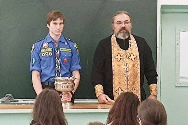 Иерей Илия Точуков освятил школу № 52 г. Владивостока