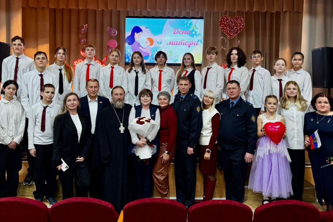 Клирик храма Новомучеников поздравил воспитанников интерната с Днем матери