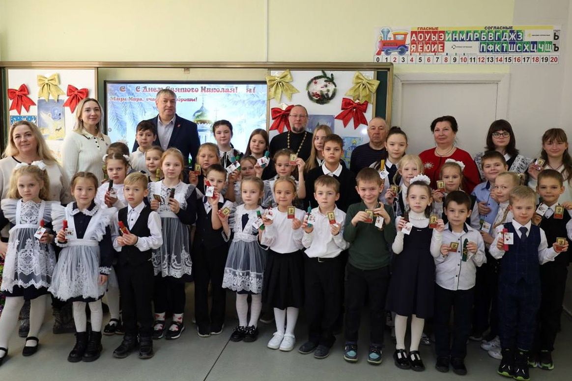 Иерей Александр Казанцев поздравил школьников с днем памяти свт. Николая Чудотворца