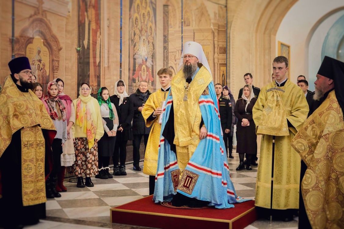 Митрополит Павел освятил знамя регионального отделения «Юнармии» Приморского края