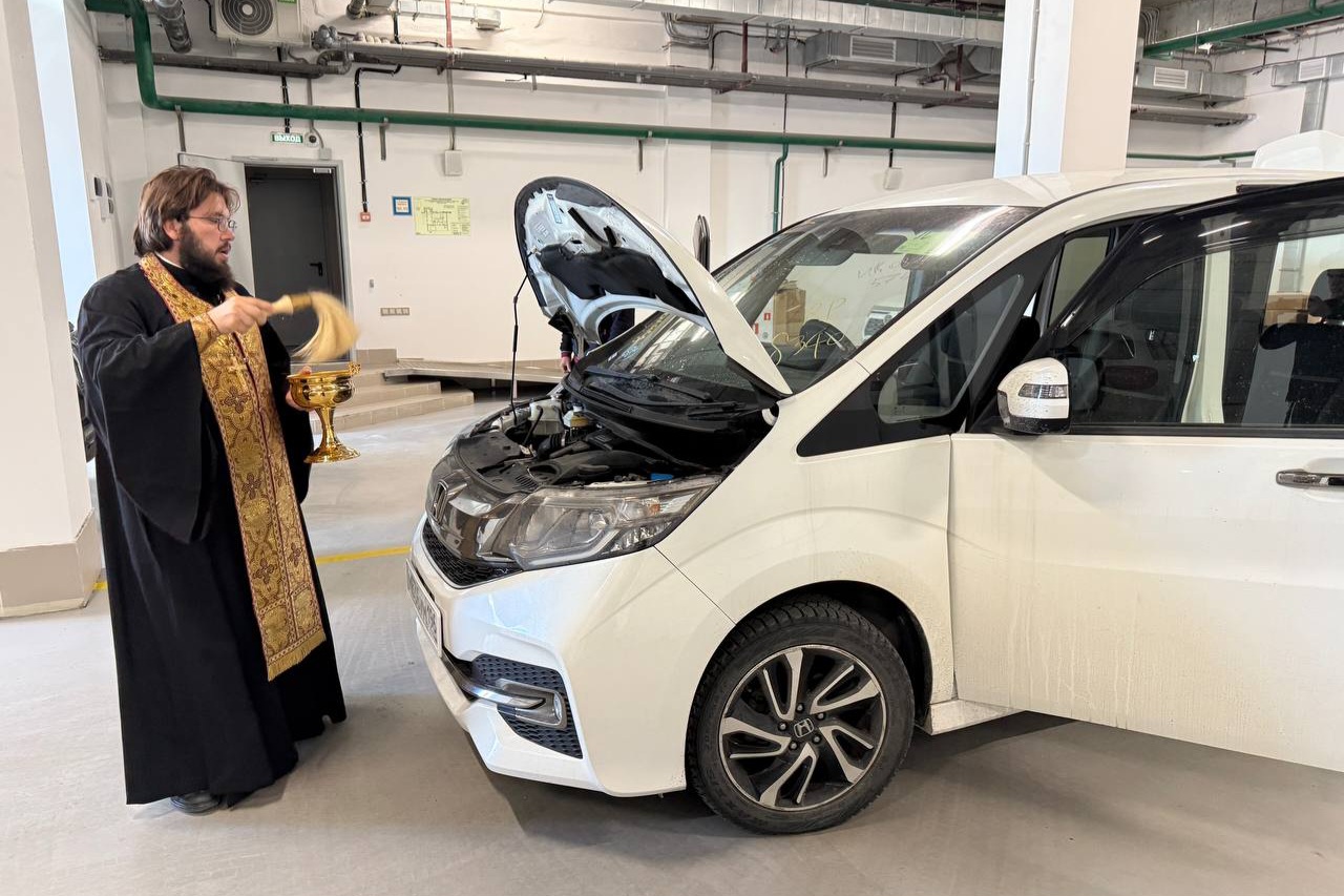 Многодетная семья Архиповых получила автомобиль от Владивостокской епархии