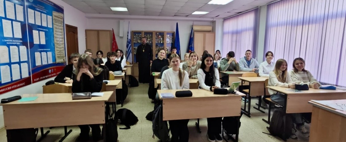Руководитель отдела побеседовал со старшеклассниками о событиях на Украине.