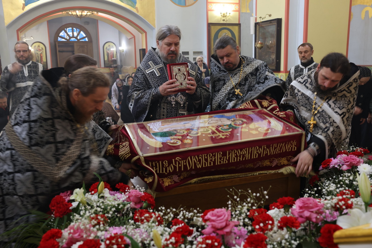В Великую пятницу, епископ Находкинский и Преображенский Николай совершил вечерню с выносом Плащаницы Спасителя в Казанском Кафедральном соборе г. Находки.