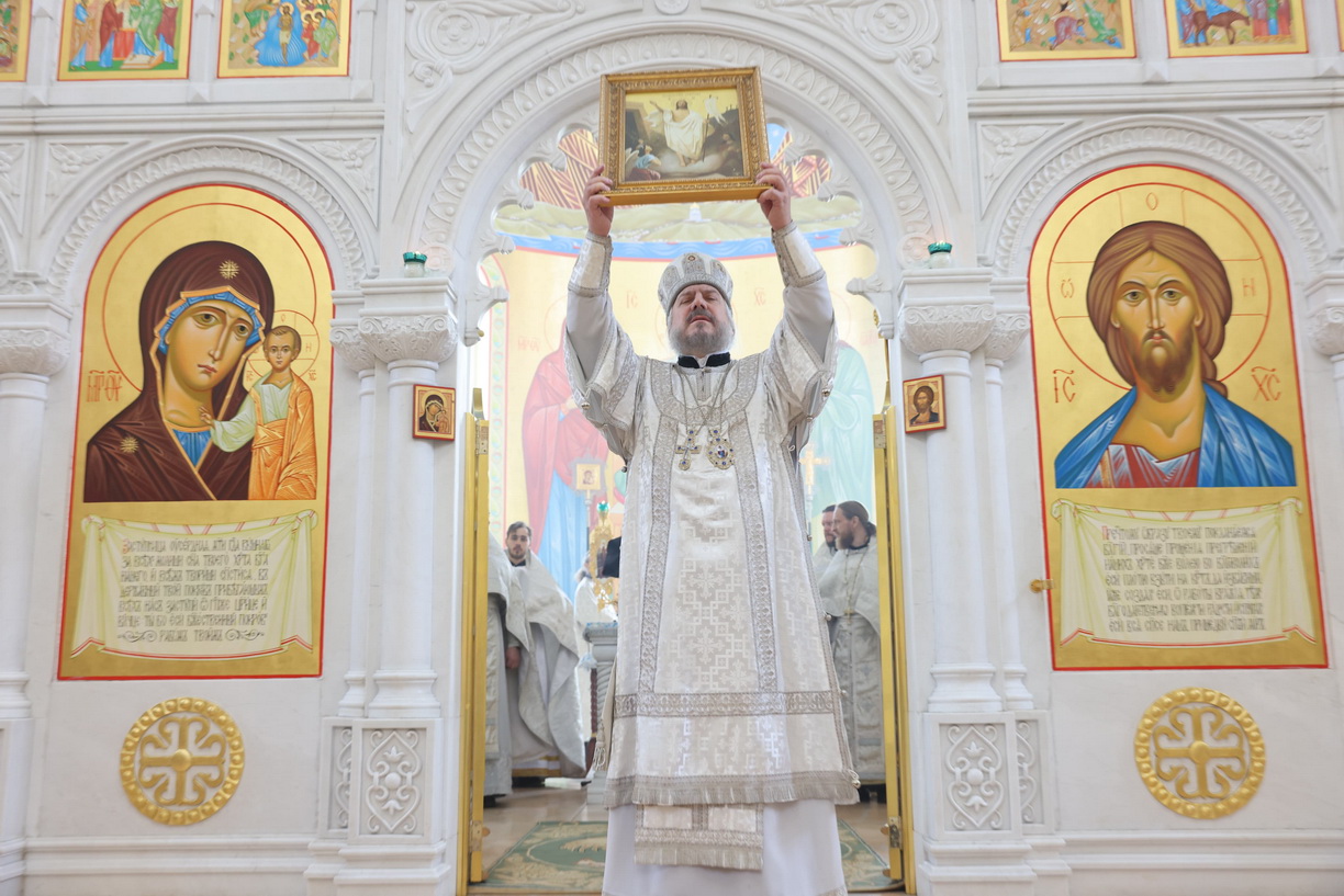 В Великую субботу епископ Находкинский и Преображенский Николай совершил вечерню с чтением 15-и паремий и Божественную литургию свт. Василия Великого в Казанском Кафедральном соборе г. Находки.