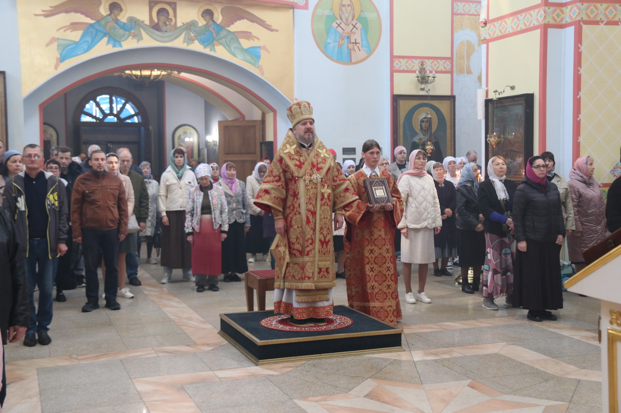 В Неделю 5-ю по Пасхе, о самаряныне, епископ Находкинский и Преображенский Николай совершил Божественную литургию в Казанском Кафедральном соборе г. Находки.