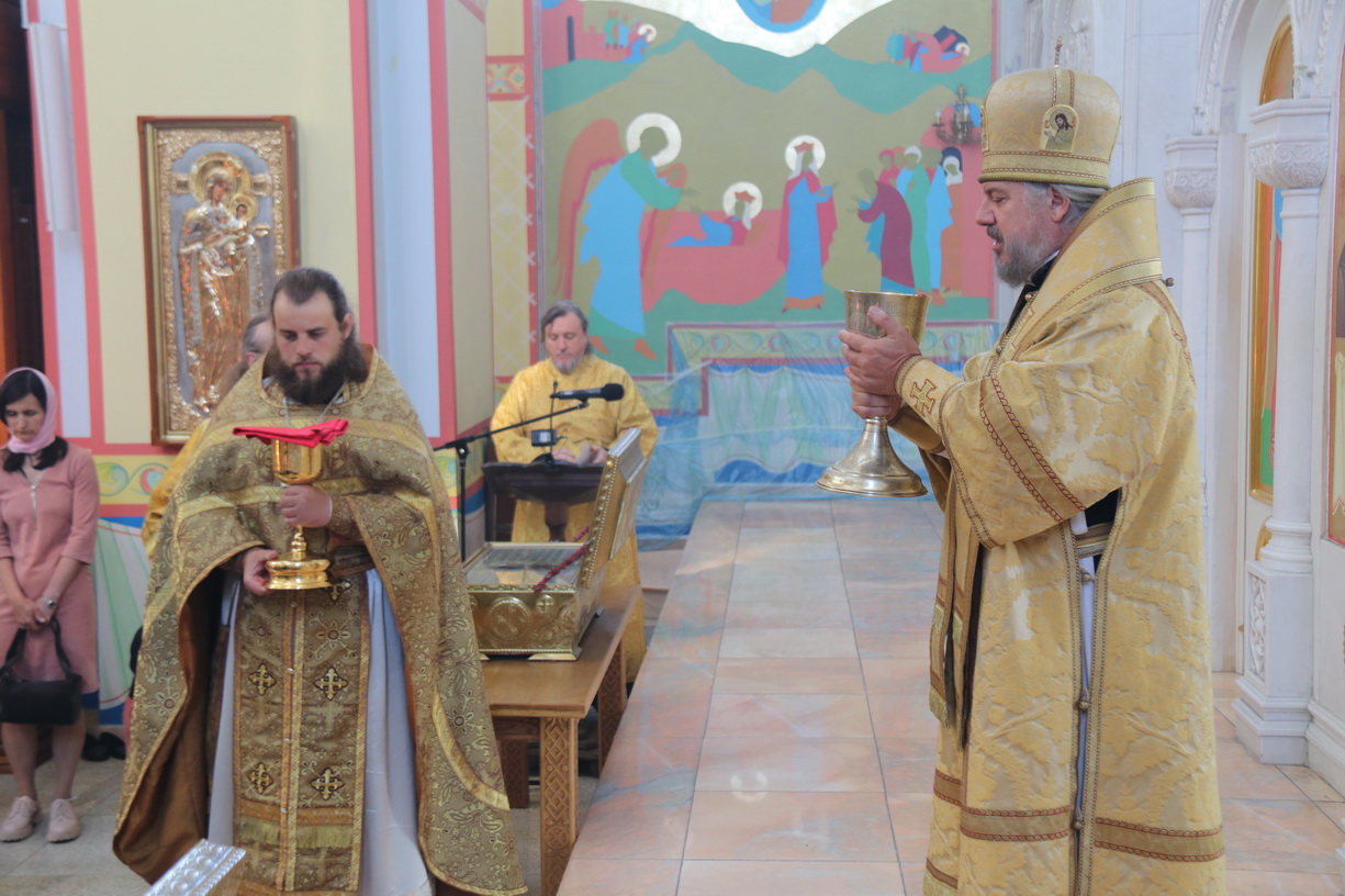 В неделю 2-ю по Пятидесятнице, в день празднования всех святых, в земле Русской просиявших епископ Находкинский и Преображенский Николай совершил Божественную литургию в Казанском Кафедральном соборе г. Находки.