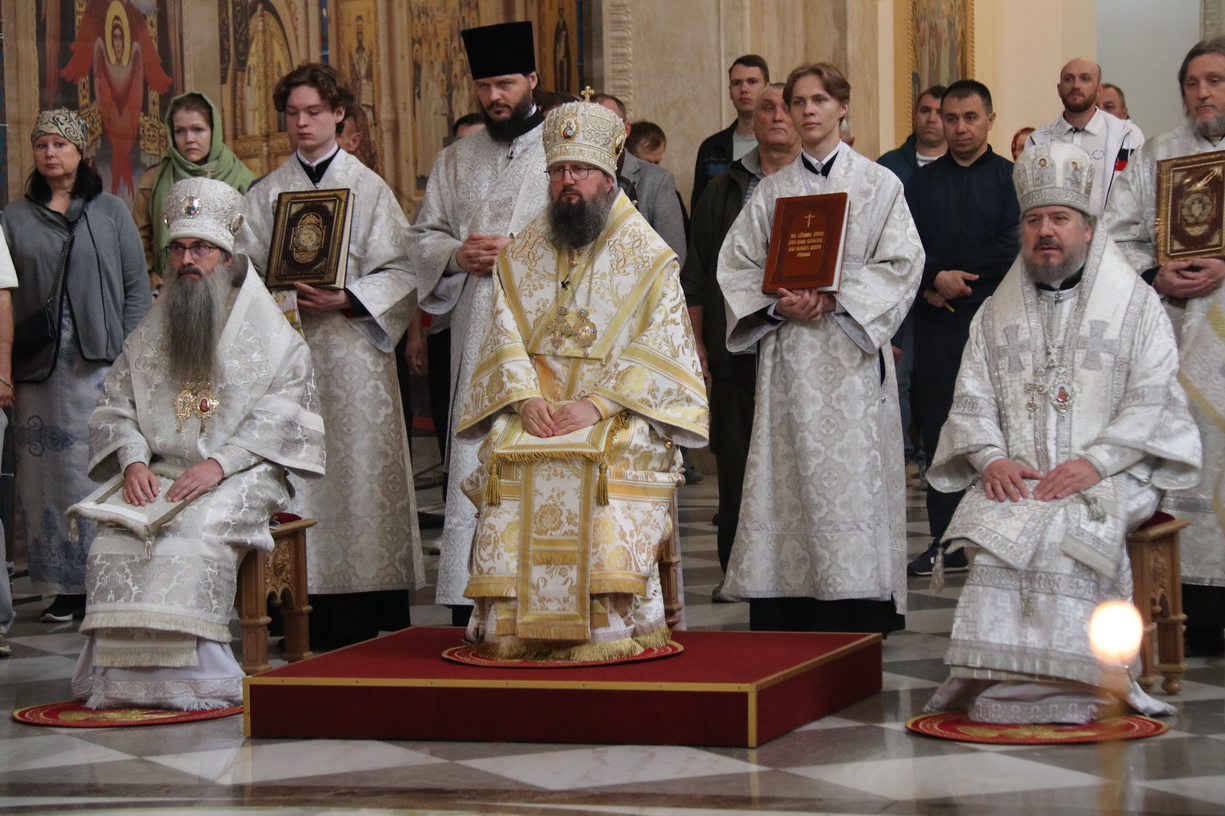 В Неделю святых отцов I Вселенского Собора митрополит Павел возглавил соборную литургию в главном соборе Приморья.