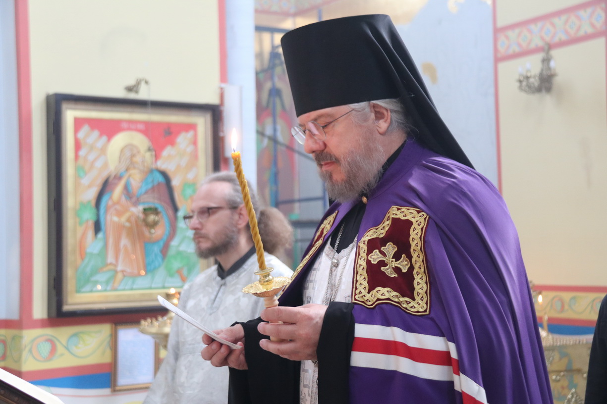 В канун Троицкой родительской субботы епископ Николай возглавил заупокойное богослужение в Казанском Кафедральном соборе г. Находки.