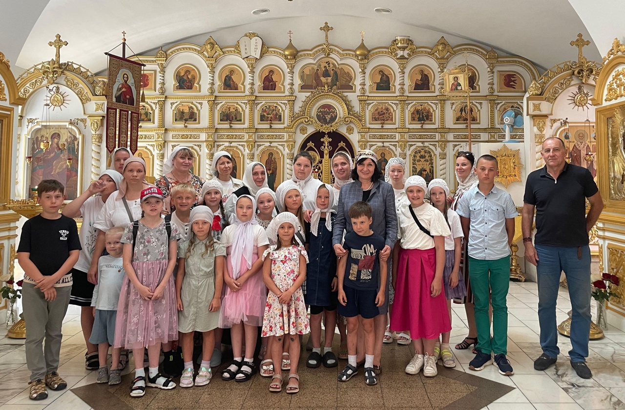Экскурсия в Успенский храм для юных паломников из Большого Камня.