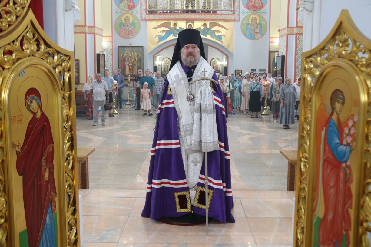 В канун праздника Преображения епископ Николай совершил всенощное бдение в Казанском соборе.