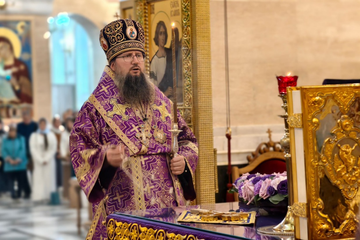 Правящий архиерей возглавил всенощное бдение праздника Воздвижения в Спасо-Преображенском соборе