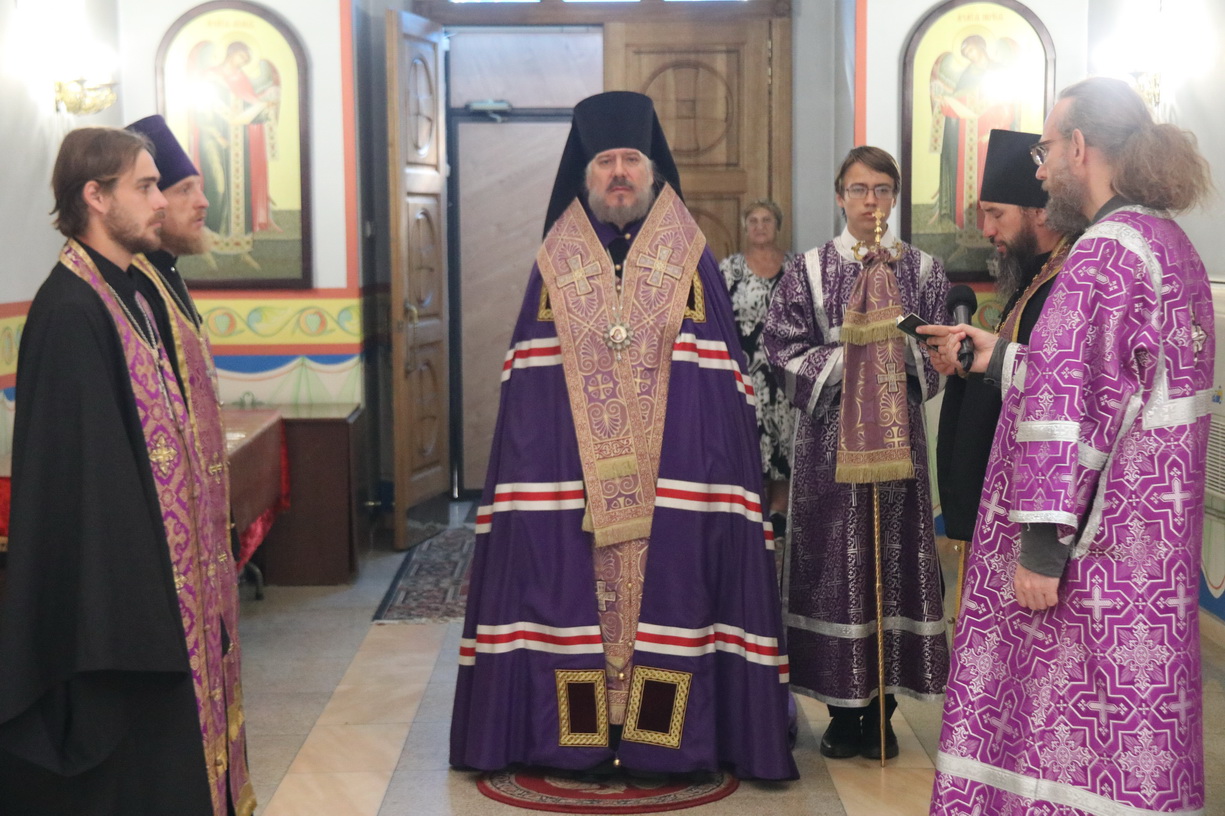 В канун праздника Воздвижения Креста Господня епископ Николай возглавил всенощное бдение в Казанском Кафедральном соборе.