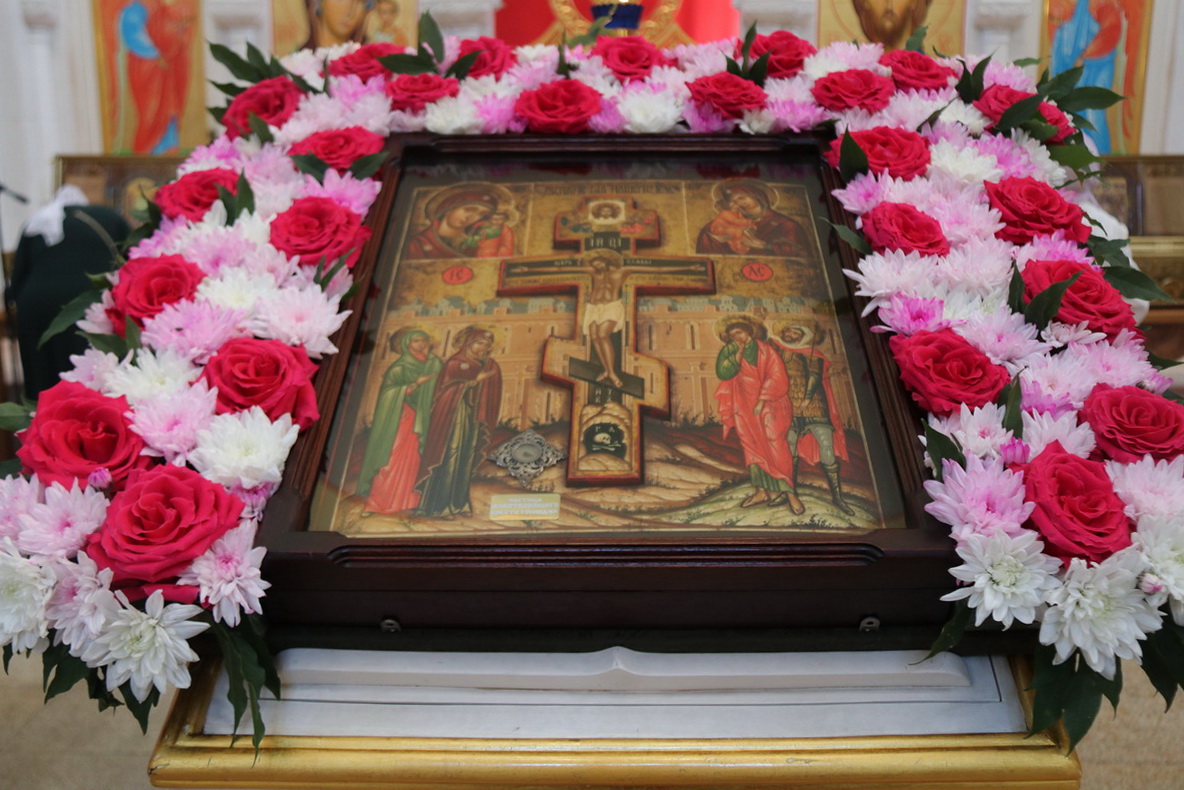 В праздник Воздвижения Честного и Животворящего Креста Господня, епископ Находкинский и Преображенский Николай совершил Божественную литургию в Казанском Кафедральном соборе г. Находки.