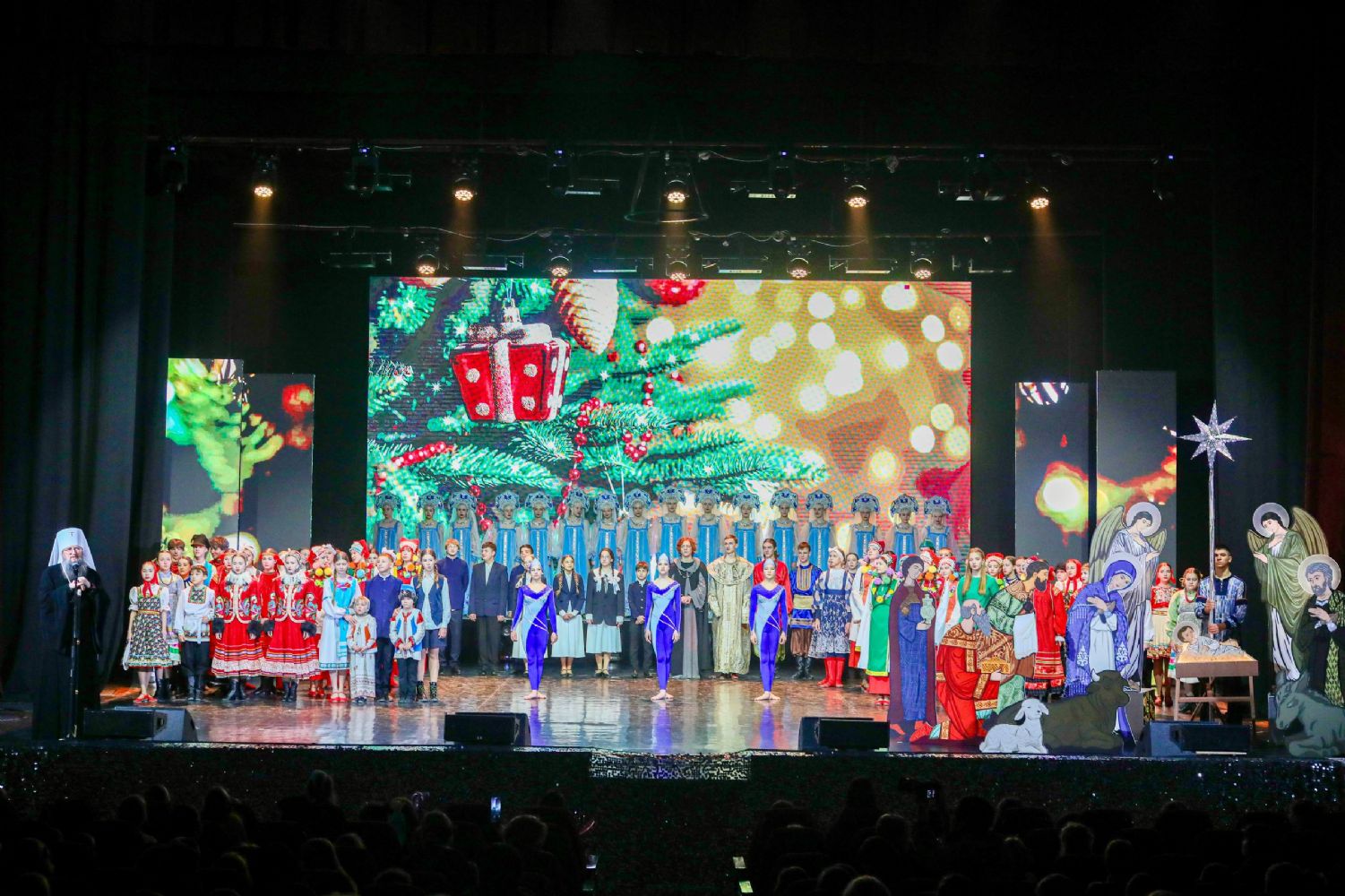 Правящий архиерей посетил театрализованное представление «Удивительная история в Королевстве кривых зеркал»