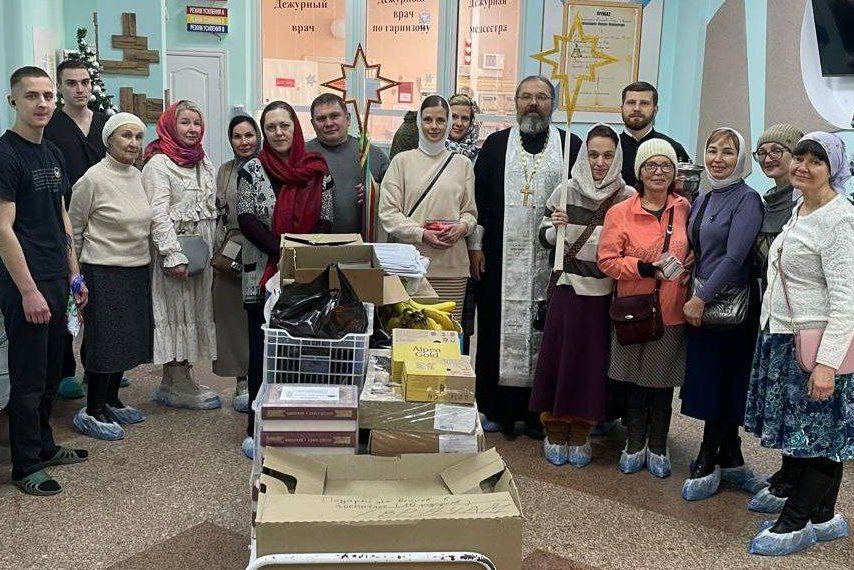 Прихожане Владивостокских храмов поздравили пациентов госпиталя ТОФ с Рождеством Христовым