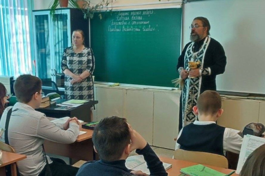 Проект «Благо-Дарю»: клирик епархии освятил ещё одну школу во Владивостоке