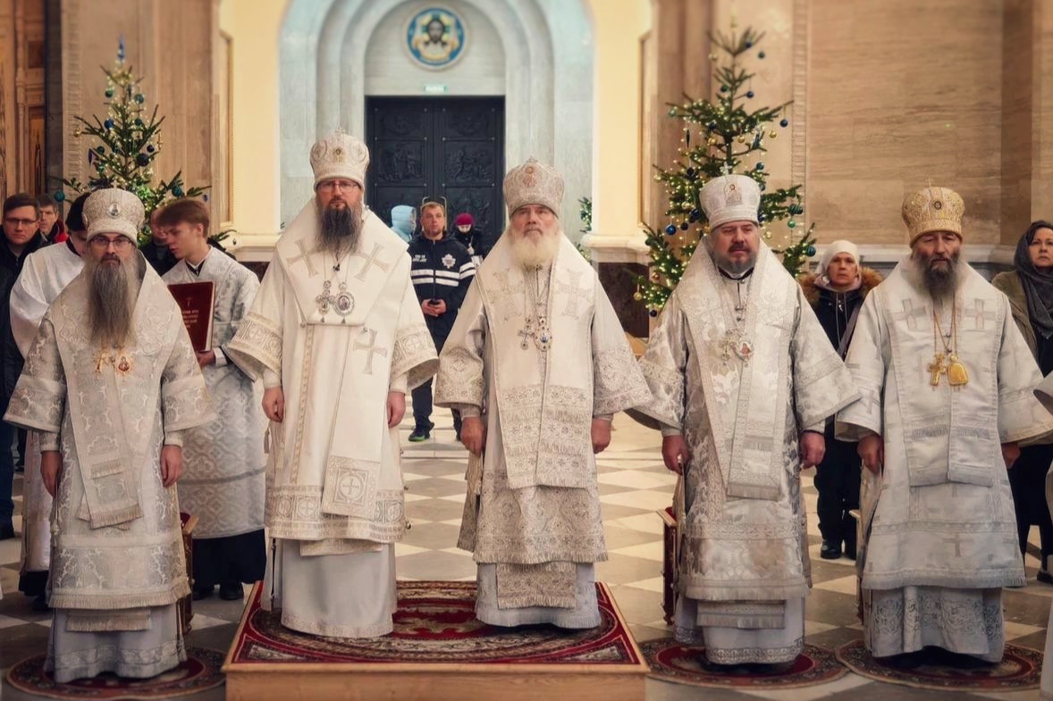 Архипастыри Приморской митрополии совершили Божественную литургию в Спасо-Преображенском соборе