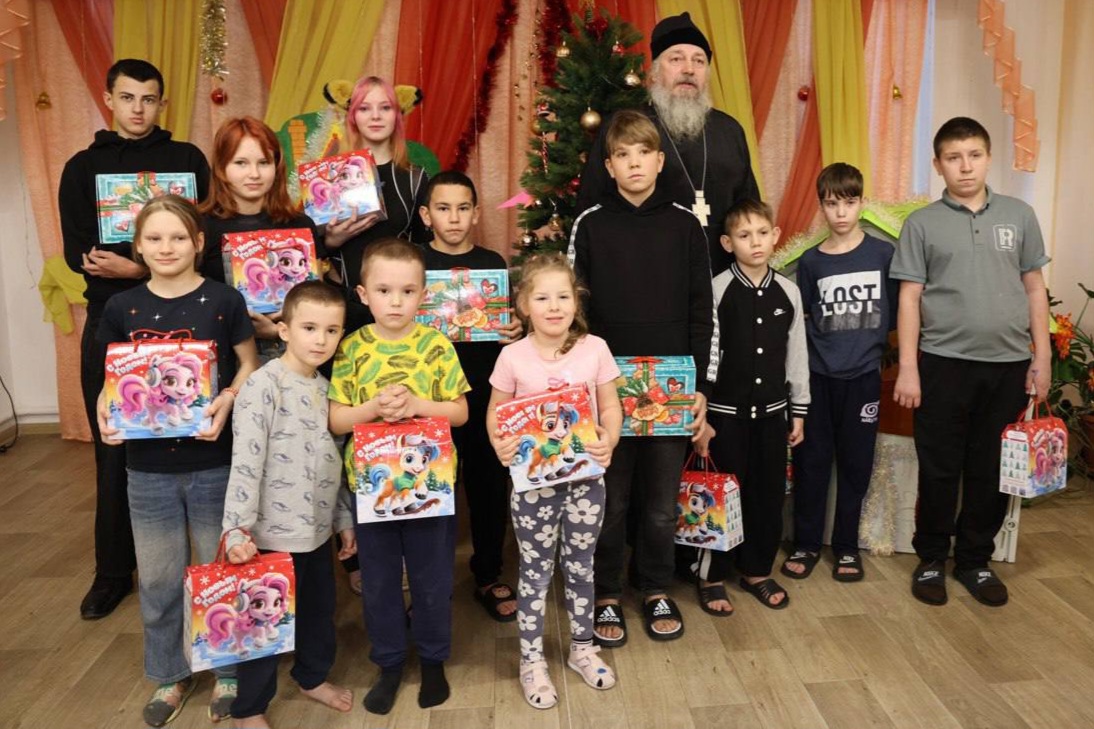 Духовенство Покровского храма п. Угловое подарило детям детских домов радость Рождества Христова