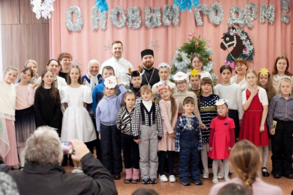 Учащиеся воскресной школы Покровского храма г. Уссурийска поздравили прихожан с Рождеством Христовым
